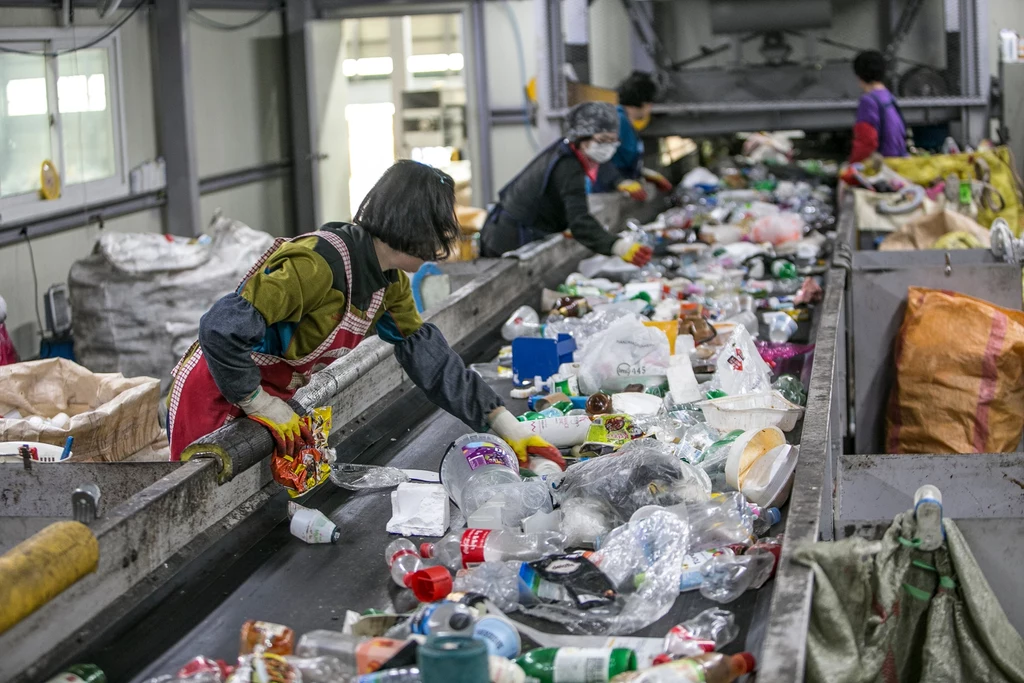 Państwa takie jak USA, Japonia i Francja eksportują swoje śmieci do biedniejszych krajów