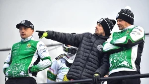 Leon Madsen pokazuje kolegom z drużyny odpowiednie ścieżki