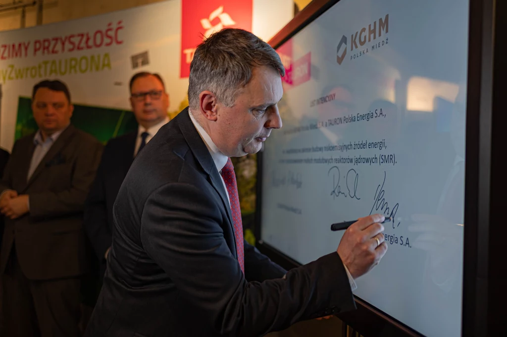 prezesi Marcin Chludziński i Paweł Szczeszek oraz wiceprezesi Andrzej Kensbok i Patryk Demski podpisali na wirtualnej tablicy list intencyjny pomiędzy KGHM Polska Miedź S.A., a TAURON Polska Energia S.A. prezesi Marcin Chludziński i Paweł Szczeszek oraz wiceprezesi Andrzej Kensbok i Patryk Demski podpisali na wirtualnej tablicy list intencyjny pomiędzy KGHM Polska Miedź S.A., a TAURON Polska Energia S.A.