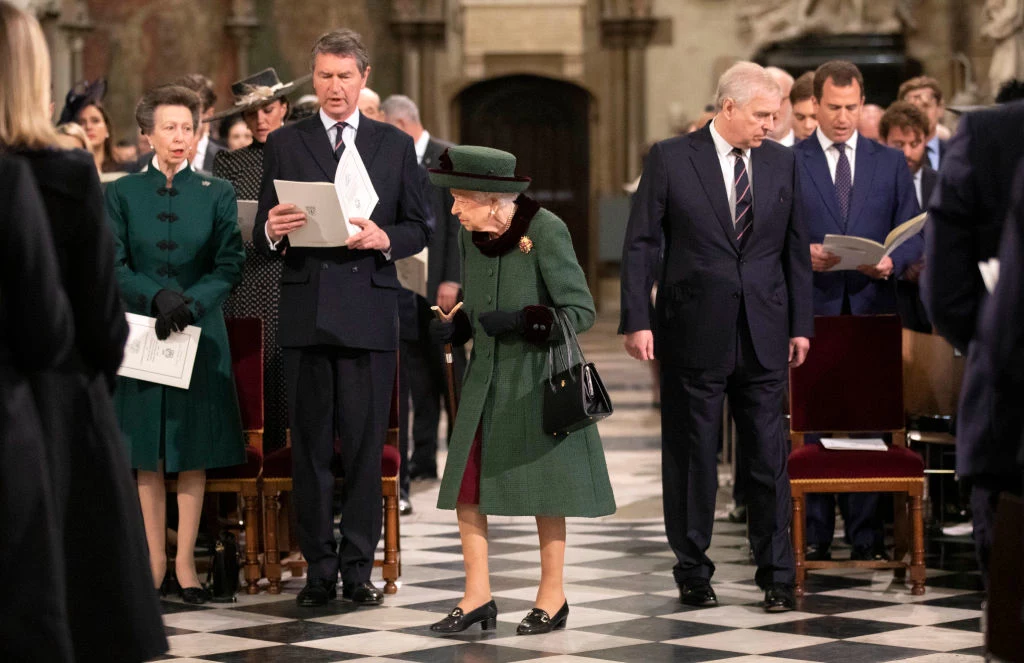 Królowa Elżbieta II podczas mszy w intencji zmarłego męża. W ciągu ostatnich sześciu miesięcy królowa rzadko pokazuje się publicznie. Monarchini wzięła jednak udział w mszy w Opactwie Westminsterskim poświęconej pamięci jej męża, księcia Filipa. Stan królowej zaniepokoił wówczas miłośników brytyjskiej monarchii. Królowa Elżbieta II podczas mszy w intencji zmarłego męża. W ciągu ostatnich sześciu miesięcy królowa rzadko pokazuje się publicznie. Monarchini wzięła jednak udział w mszy w Opactwie Westminsterskim poświęconej pamięci jej męża, księcia Filipa. Stan królowej zaniepokoił wówczas miłośników brytyjskiej monarchii.