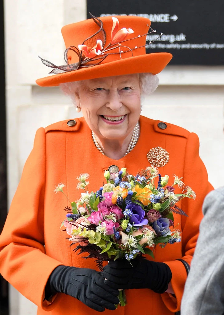 Królowa Elżbieta świętuje 96 urodziny! Z okazji 96. urodzin monarchini na stronie Royal Windsor Horse Show opublikowane zostało zdjęcie królowej Elżbiety II. Władczyni pozuje na nim w towarzystwie swoich ulubionych rasowych kuców - Bybeck Nightingale i Bybeck Katie. Royal Windsor Horse Show poinformował, że fotografia została wykonana miesiąc przed wielkim dniem królowej na terenie Windsor Castle. Królowa pozuje uśmiechnięta - widać, że władczynię rozpiera energia. Takiej pogody ducha, życzymy jej w 96. urodziny! Królowa Elżbieta świętuje 96 urodziny! Z okazji 96. urodzin monarchini na stronie Royal Windsor Horse Show opublikowane zostało zdjęcie królowej Elżbiety II. Władczyni pozuje na nim w towarzystwie swoich ulubionych rasowych kuców - Bybeck Nightingale i Bybeck Katie. Royal Windsor Horse Show poinformował, że fotografia została wykonana miesiąc przed wielkim dniem królowej na terenie Windsor Castle. Królowa pozuje uśmiechnięta - widać, że władczynię rozpiera energia. Takiej pogody ducha, życzymy jej w 96. urodziny!