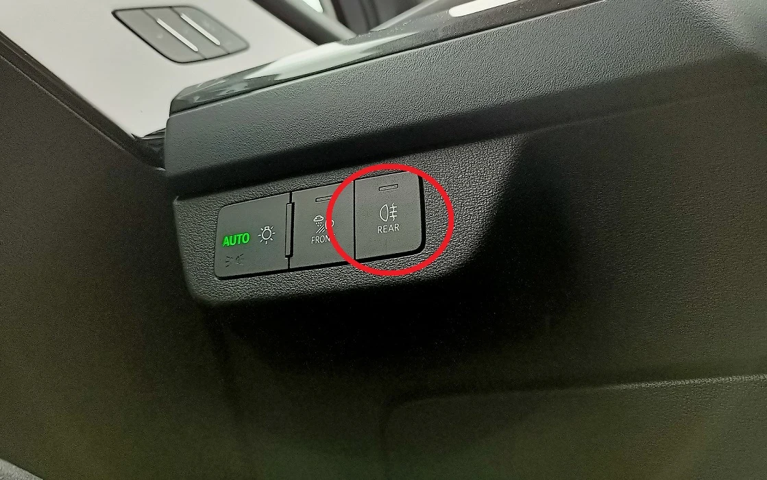 Światła przeciwmgłowe są ważnym elementem wyposażenia samochodu zwiększającym bezpieczeństwo.