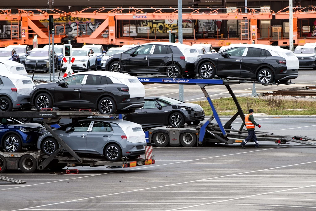 Zakłady wstrzymują produkcję, więc wydłuża się oczekiwanie na samochód, rosną również ceny