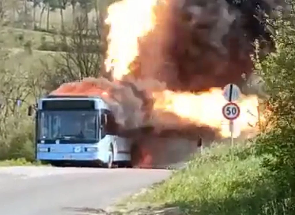 Pożar autobusu z CNG we Włoszech / twitter