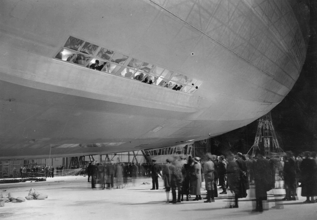 9 sierpnia 1936, Zeppelin LZ-129 Hindenburg przed lotem z Friedrichshafen do Nowego Jorku