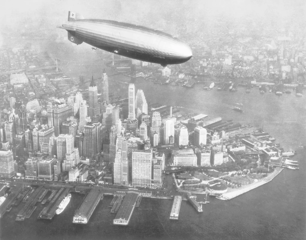 The Hindenburg (LZ-129) nad nowojorskim Manhattanem w 1936 roku