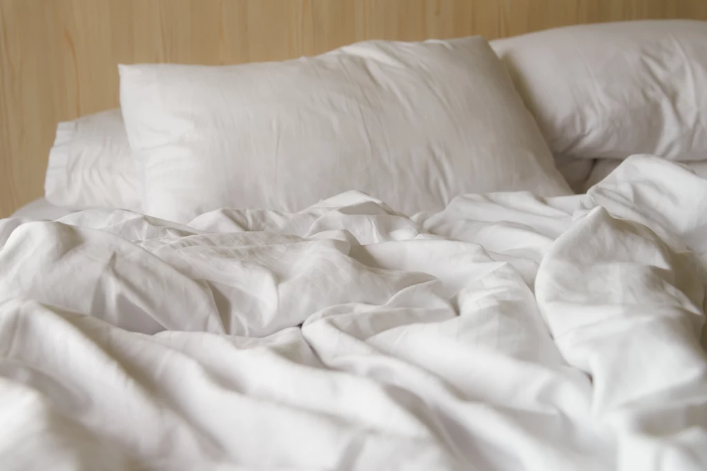 Biała pościel pasuje do każdego stylu sypialni, ale źle prana może szybko stracić swój blask