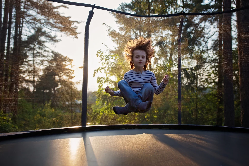 Trampolina to świetna zabawa dla każdego dziecka