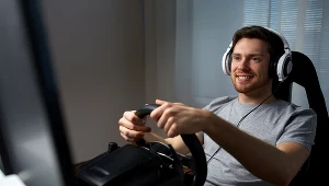 By oddać realistyczne wrażenia z jazdy, kierownica do gier powinna być wyposażona w system Force Feedback 