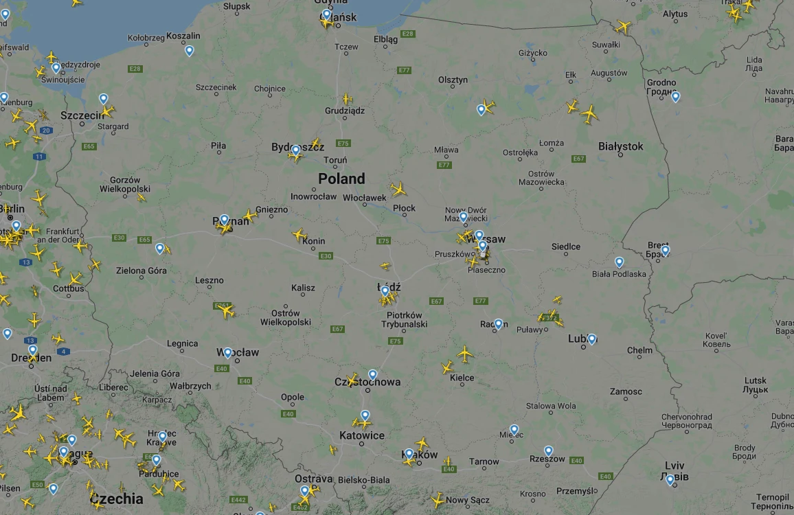 Mapa Polski ze wskazaniem samolotów w czasie rzeczywistym