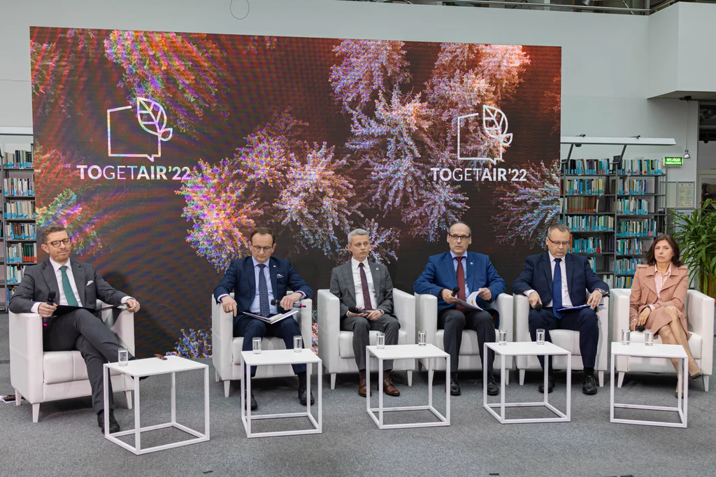 Ostatni dzień TOGETAIR 2022 upłynie pod hasłem "Partnerstwo dla klimatu". Eksperci z Polski i zagranicy zastanowią się, co dla klimatu mogą zrobić poszczególne regiony UE, samorządy, media oraz biznes. Debaty można śledzić na żywo na stronie Zielonej Interii. Ostatni dzień TOGETAIR 2022 upłynie pod hasłem "Partnerstwo dla klimatu". Eksperci z Polski i zagranicy zastanowią się, co dla klimatu mogą zrobić poszczególne regiony UE, samorządy, media oraz biznes. Debaty można śledzić na żywo na stronie Zielonej Interii.