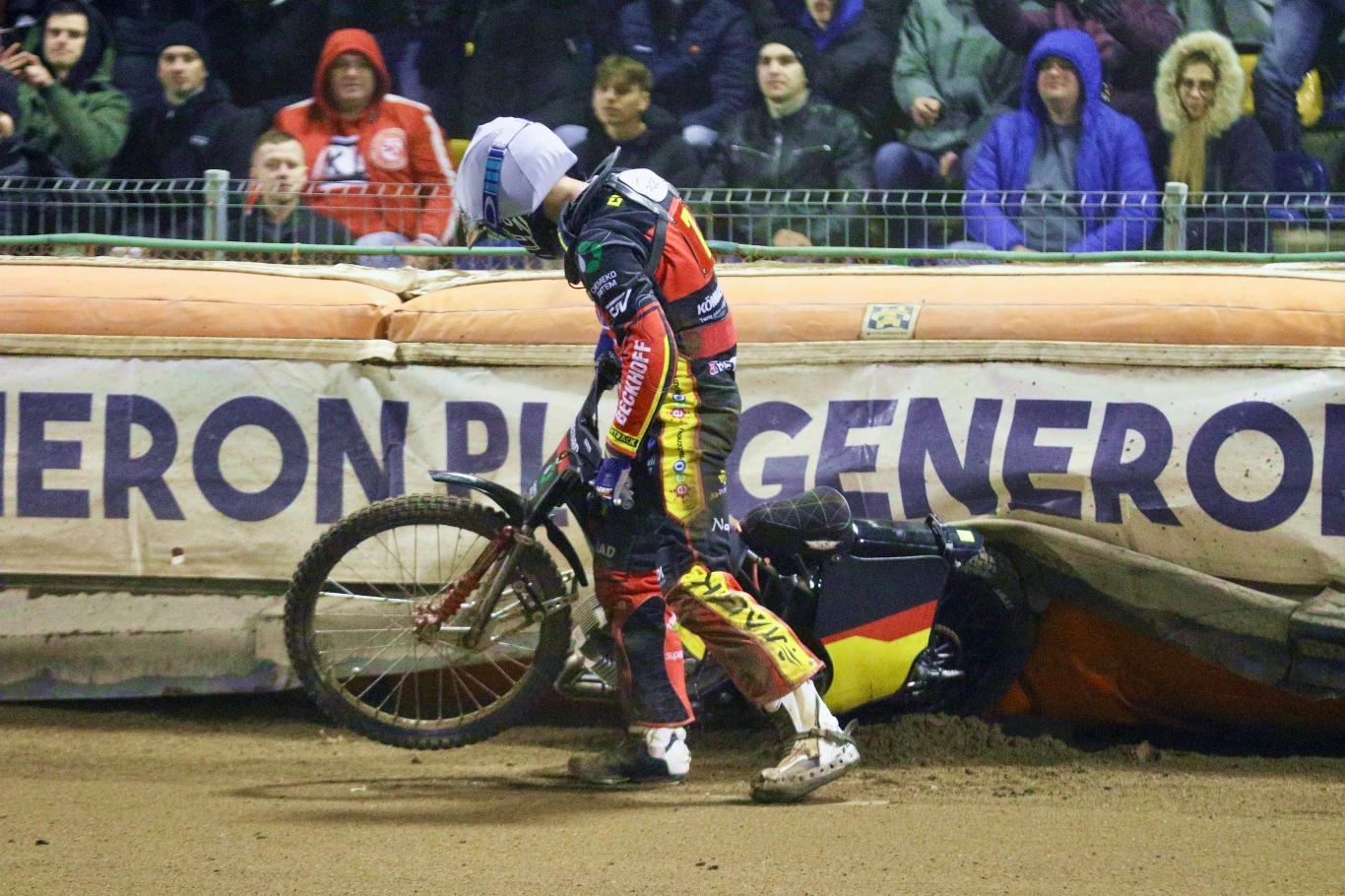 Michał Curzytek, junior Sparty podnosi się po upadku