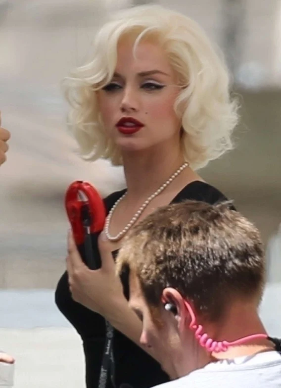 Ana de Armas na planie filmu "Blonde"