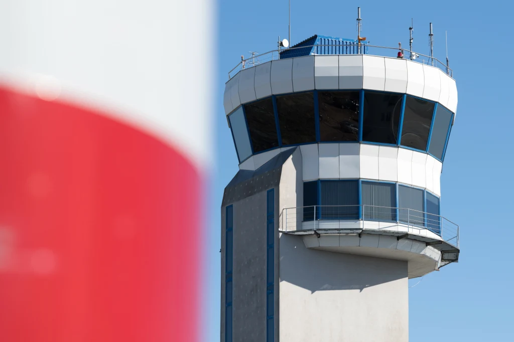 Zgoda PAŻP i kontrolerów albo masowe odwołanie lotów