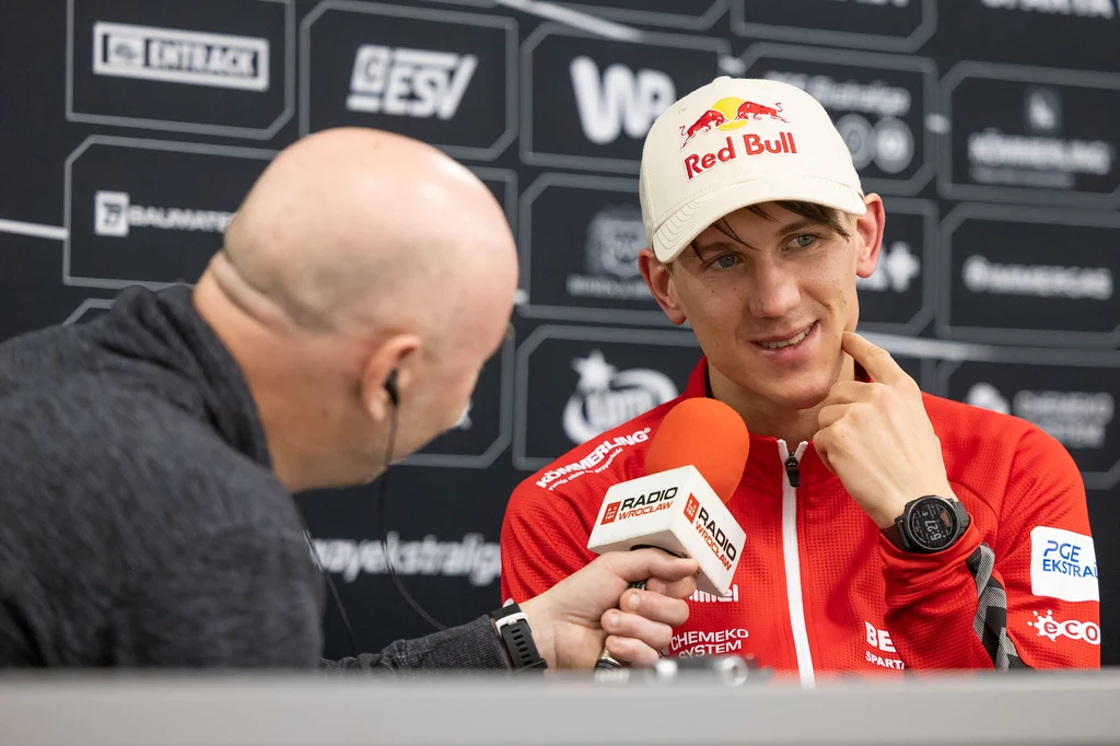 Maciej Janowski udziela wywiadu Maciej Janowski udziela wywiadu