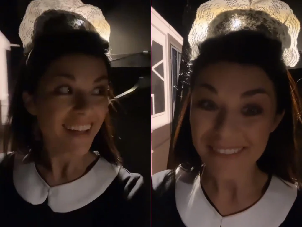 Kasia Cichopek jako pokojówka w spektaklu