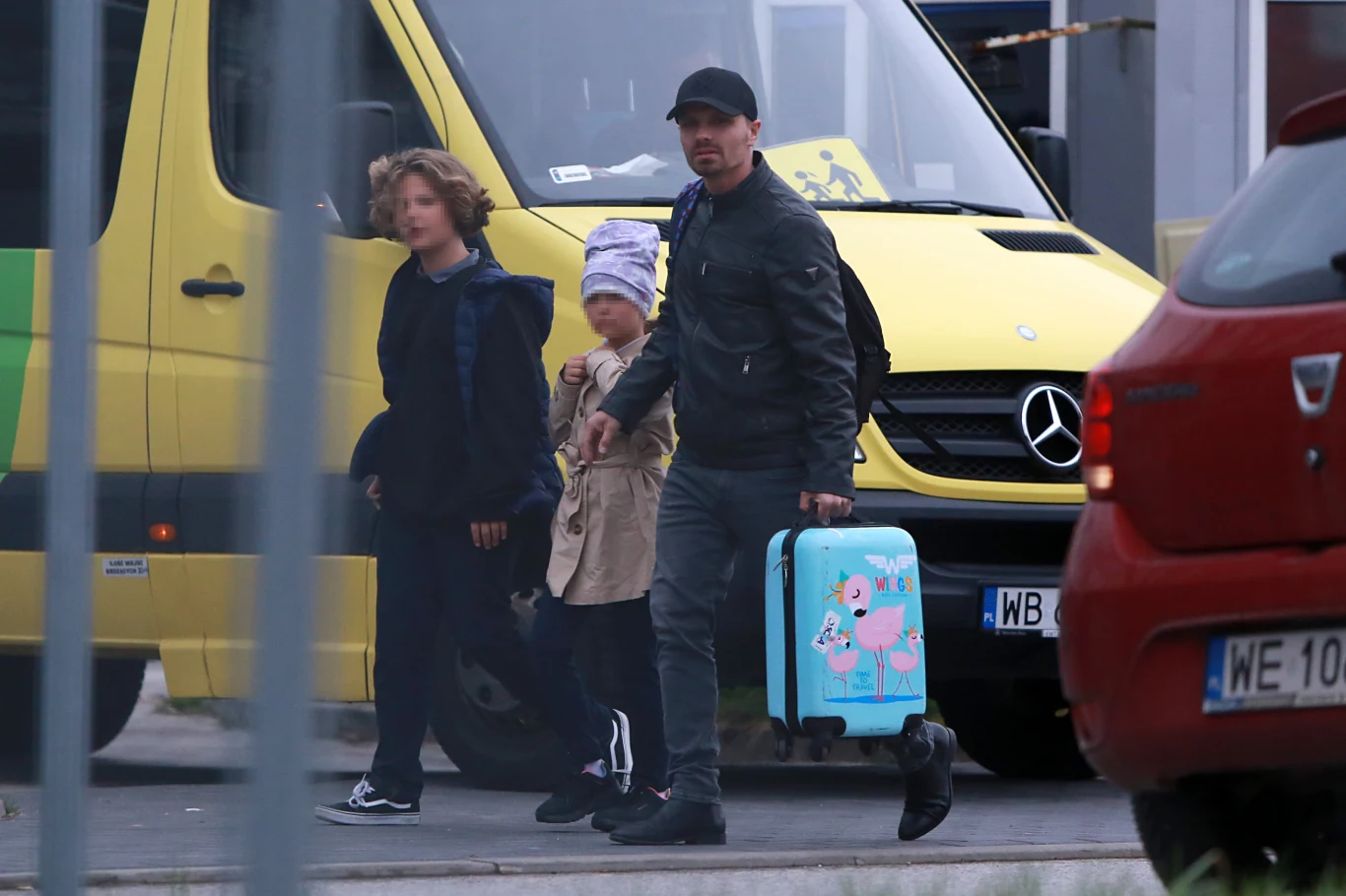 Hakiel podąża z dziećmi do sklepu na małe zakupy Hakiel podąża z dziećmi do sklepu na małe zakupy