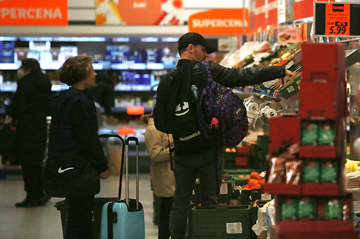 W drodze do domu Hakiel wstąpił z dziećmi do supermarketu W drodze do domu Hakiel wstąpił z dziećmi do supermarketu