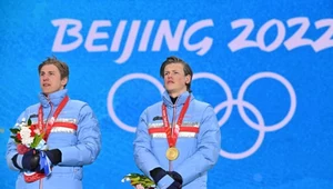 Norwescy biegacze Erik Valnes i Johannes Klaebo