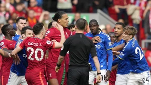 Przepychanki na murawie w derbach! Gigant nie miał litości