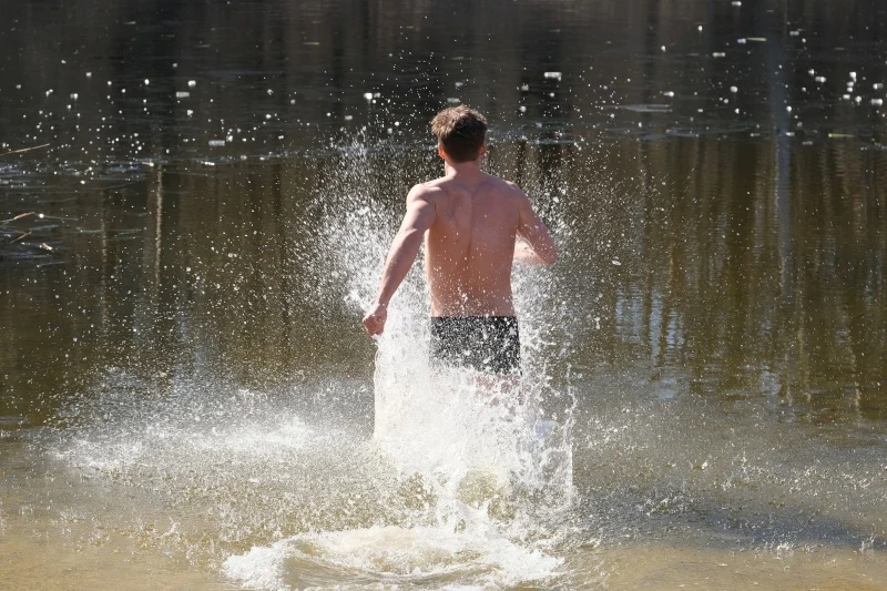 Mikołaj Roznerski na planie "M jak miłość" Mikołaj Roznerski na planie "M jak miłość"