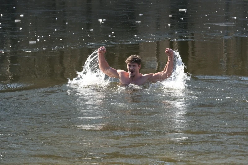 Mikołaj Roznerski na planie "M jak miłość" Mikołaj Roznerski na planie "M jak miłość"