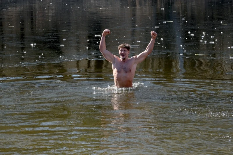 Mikołaj Roznerski na planie "M jak miłość" Mikołaj Roznerski na planie "M jak miłość"