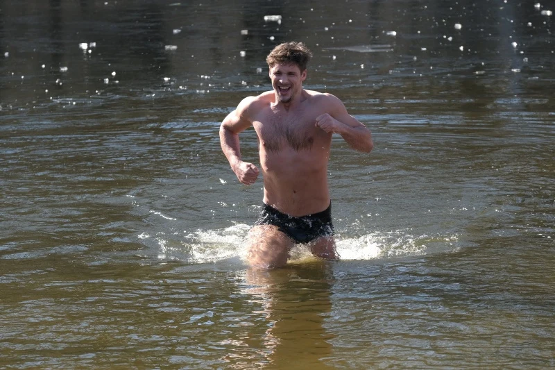 Mikołaj Roznerski na planie "M jak miłość" Mikołaj Roznerski na planie "M jak miłość"