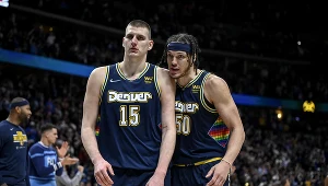 Nikola Jokić (z lewej) i Aaron Gordon z Denver Nuggets