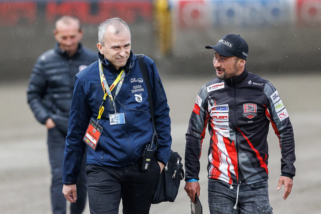Sędzia Piotr Lis i trener Mariusz Staszewski na obchodzie toru