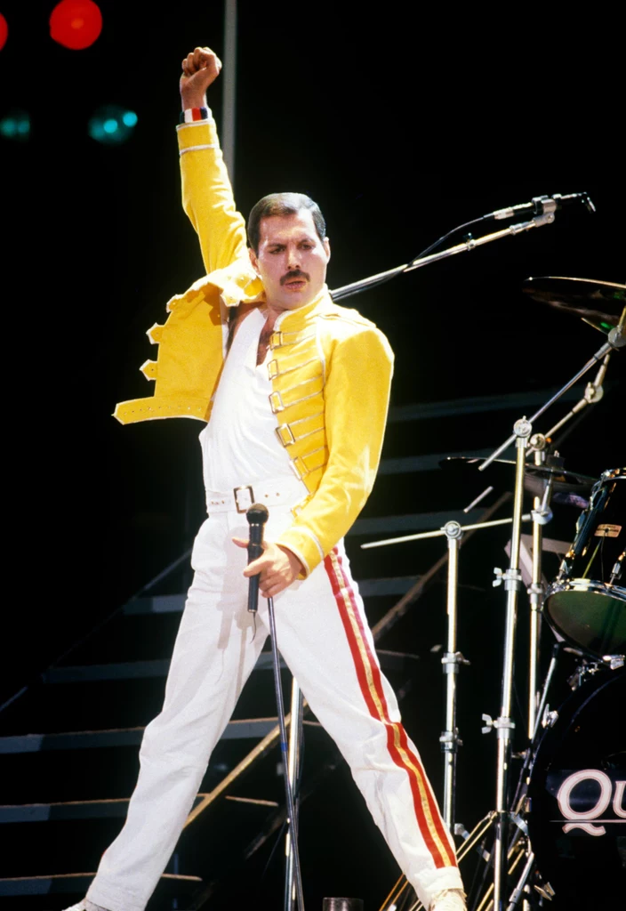 Freddie Mercury (Queen) w swojej charakterystycznej pozie podczas Live Aid - 1985 r.