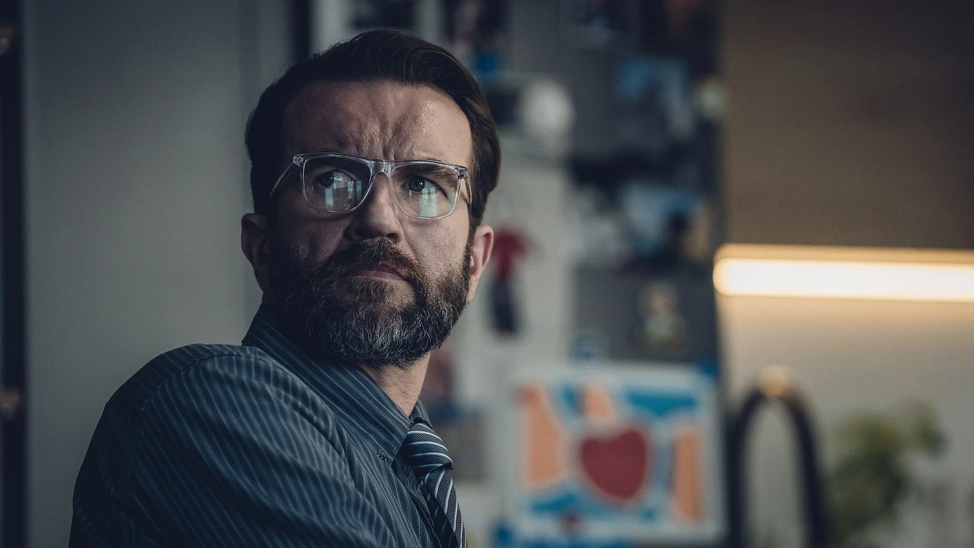 Tajemniczy wypadek samochodowy zmienia całkowicie życie Maćka (Tomasz Kot). W zdarzeniu ginie jego żona Janina (Karolina Gruszka). Najprawdopodobniej kobieta popełniła samobójstwo. Maciej nie ma jednak pojęcia, dlaczego do wypadku doszło pod Mrągowem, skoro Janina powiedziała, że jedzie na delegację do Krakowa. Pomyliła się? A może kłamała?