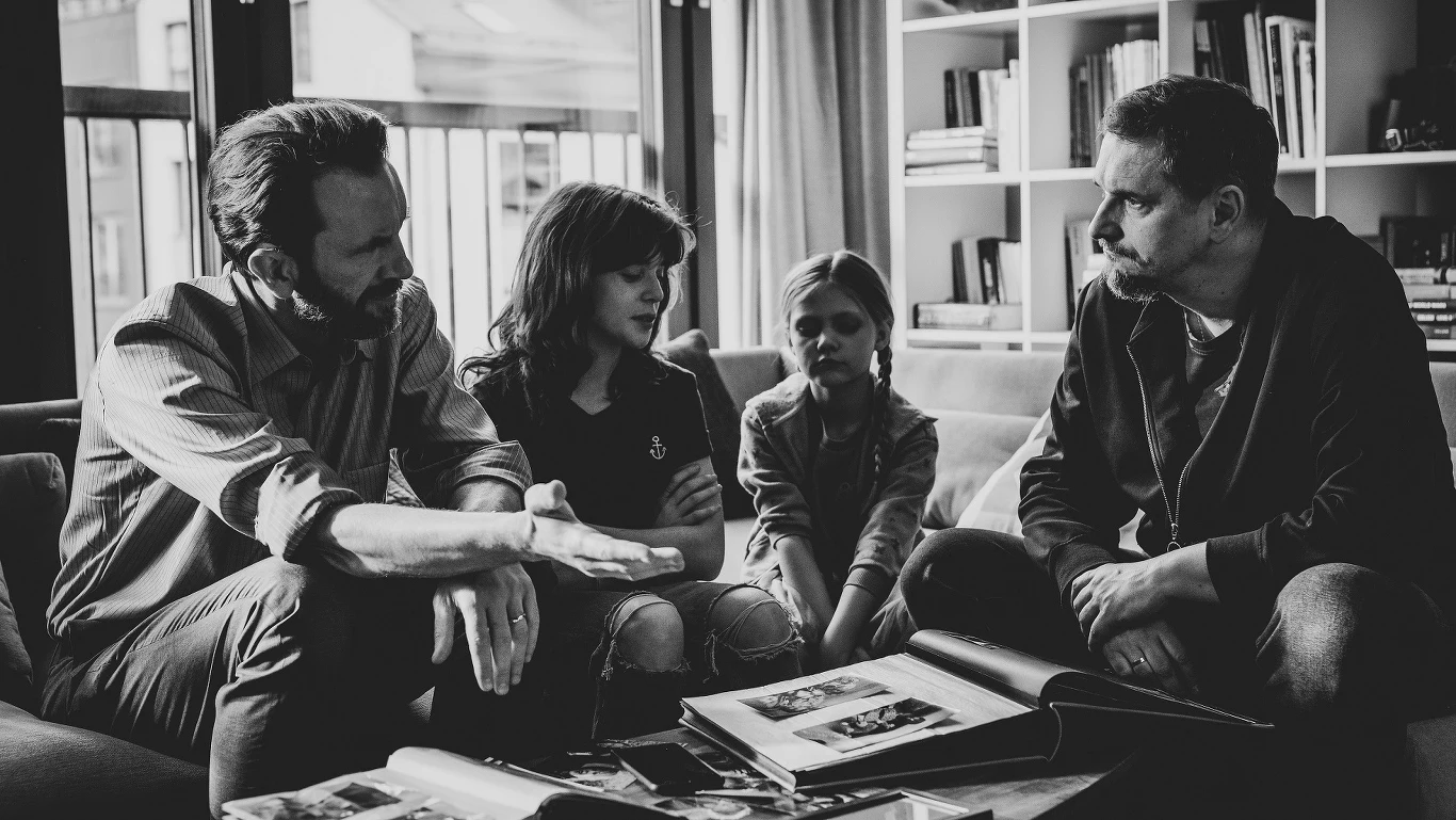 Reżyserem "Wyrwy" jest nominowany do Oscara twórca seriali "W głębi lasu" i "Skazana" Bartosz Konopka. Za koncept fabularny odpowiada Marcin Ciastoń - autor wyróżnionego nagrodą za najlepszy scenariusz filmu "Hiacynt". W pozostałych rolach występują: Olga Bołądź, Maria Pakulnis oraz objawienie hitu "Furioza" - Konrad Eleryk.