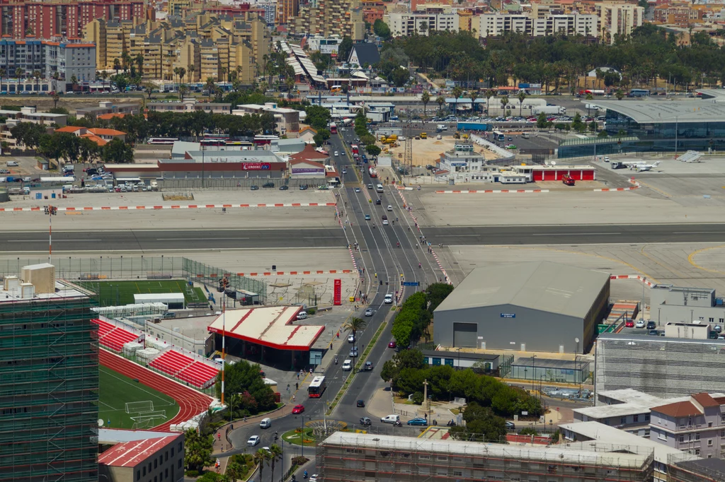 Na Gibraltarze pas startowy przecina... najbardziej ruchliwa droga!