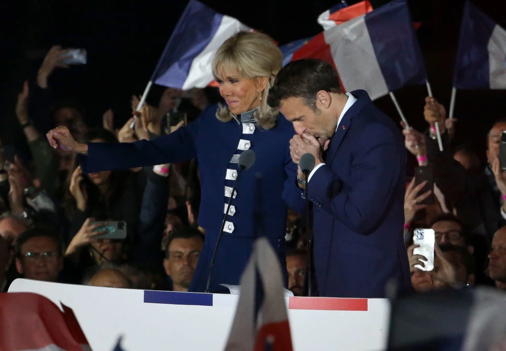 Brigitte i Emanuel Macron podczas ogłoszenia wyników II tury wyborów prezydenckich we Francji w 2022 r. 