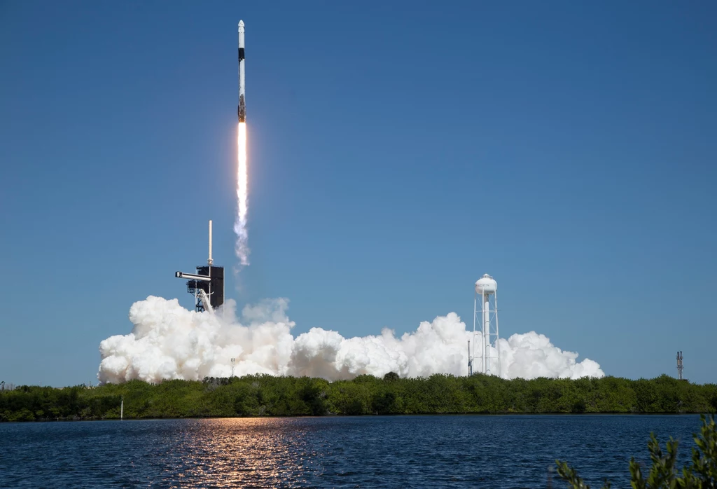 Start rakiety Falcon 9 z kapsułą Dragon, która 8 kwietnia z Cape Canaveral na Florydzie wyniosła pierwszą prywatną misję astronautów na Międzynarodową Stację Kosmiczną (ISS)