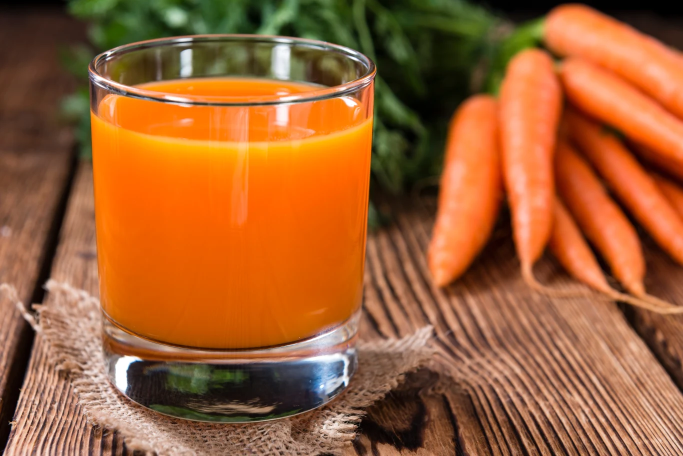 Z sokiem z marchewki nie wolno przesadzać. Objawy tego zobaczysz na skórze