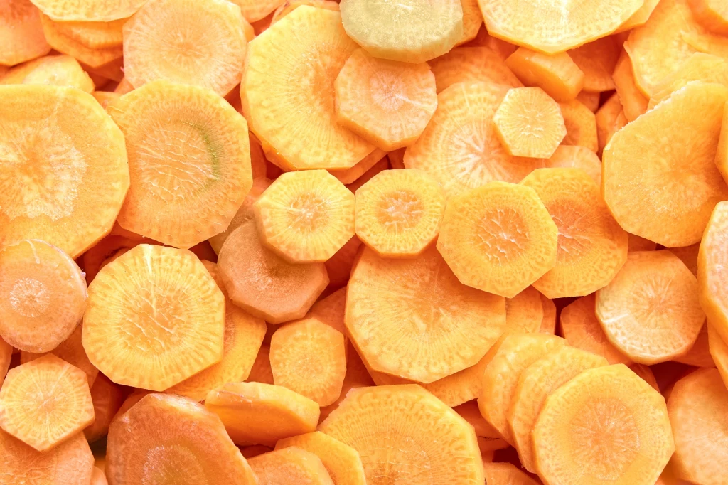 Marchewka to skarbnica cennego beta-karotenu. Sięgaj po nią częściej