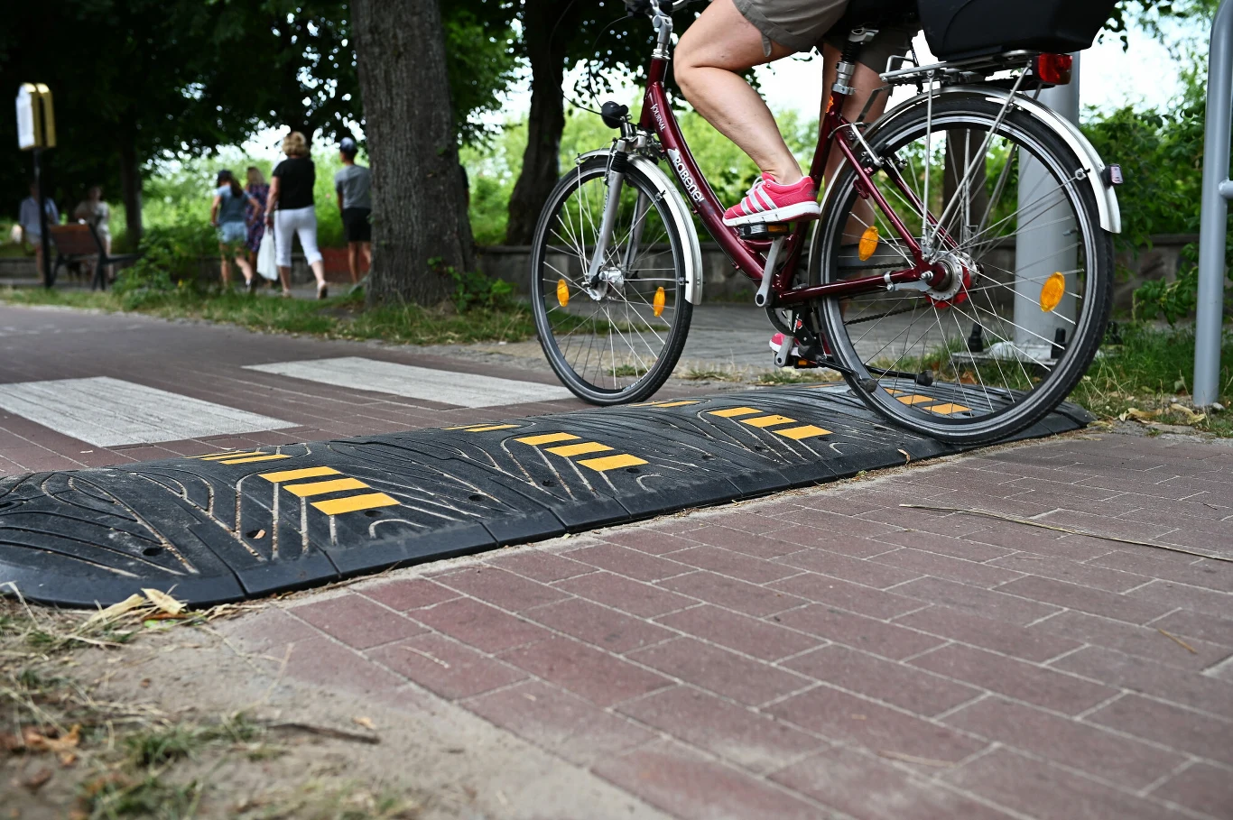 Rower, którym mamy zamiar poruszać się po publicznych drogach, powinien być wyposażony m.in. w światła pozycyjne z przodu i tyłu oraz co najmniej jeden sprawny hamulec. Jeżeli poruszamy się poza drogami publicznymi możemy zdemontować światła pozycyjne