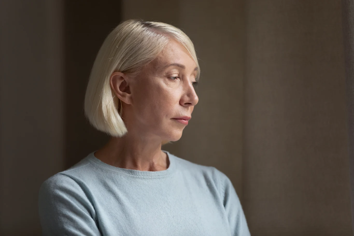 Osoba chora na demencję ma problemy z koncentracją, często również wycofuje się z życia towarzyskiego Osoba chora na demencję ma problemy z koncentracją, często również wycofuje się z życia towarzyskiego