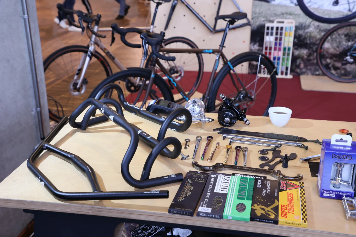 Aktualnie na rynku jest ogromny wybór wyposażenia dodatkowego dla rowerów. Pytanie tylko czy na pewno potrzebujemy tych wszystkich akcesoriów?