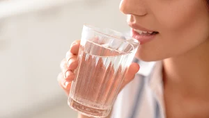 O piciu wody w ciągu dnia niestety zapominamy. Butelka wody przy łóżku będzie nam przypominać o tym, jak powinien wyglądać zdrowy dzień