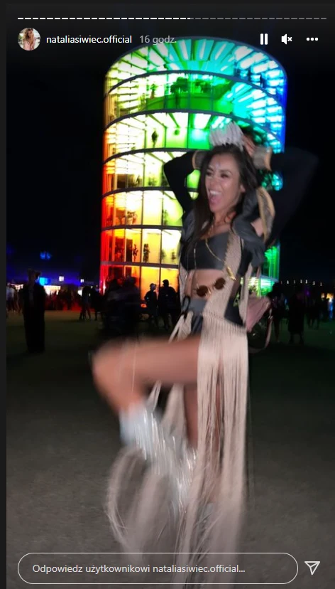 Natalka figlarnie pozowała do kamery @nataliasiwiec.official/ Natalka figlarnie pozowała do kamery @nataliasiwiec.official/