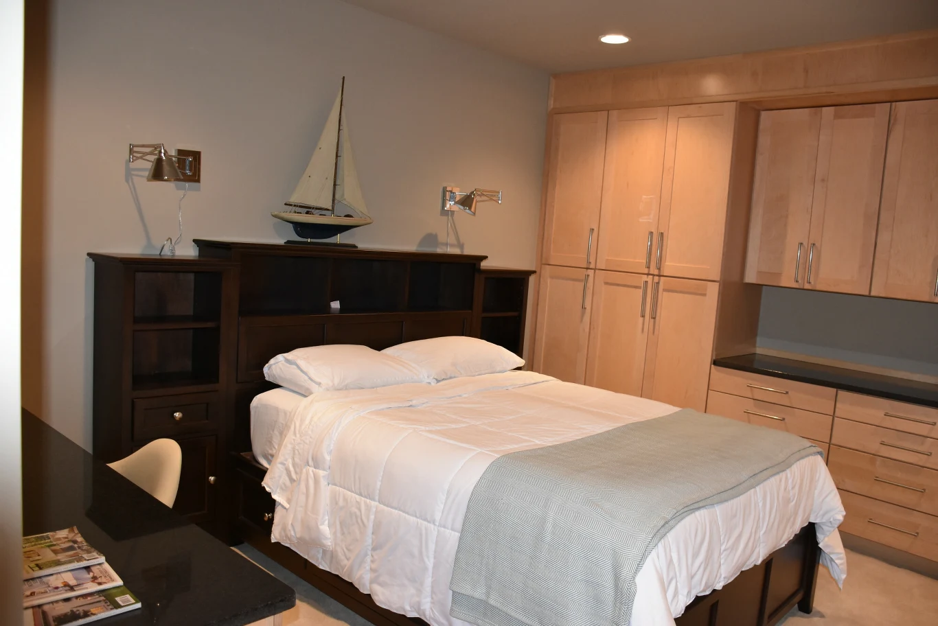 Konstrukcja ma 15 pięter, z czego najniższe mieści się aż 60 metrów pod powierzchnią ziemi. Obiekt może pomieścić 75 osób, które przez co najmniej pięć lat od potencjalnej katastrofy będą miały zagwarantowane wszelkie niezbędne do przeżycia dobra.