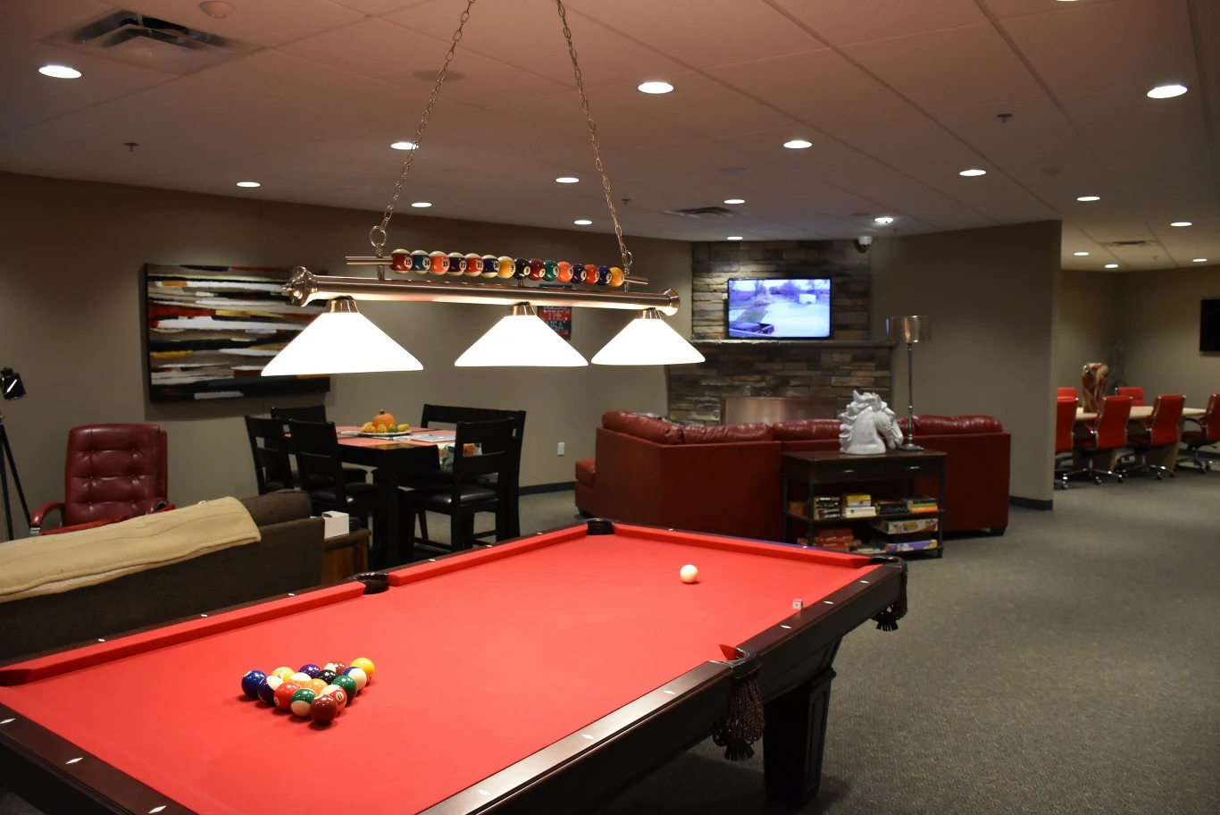 Oczywiście wejście do obiektu jest pilnie strzeżone przez ochronę, która stale monitoruje lokalny teren, wykorzystując do tego miedzy innymi wiele kamer rozmieszczonych w pobliżu.