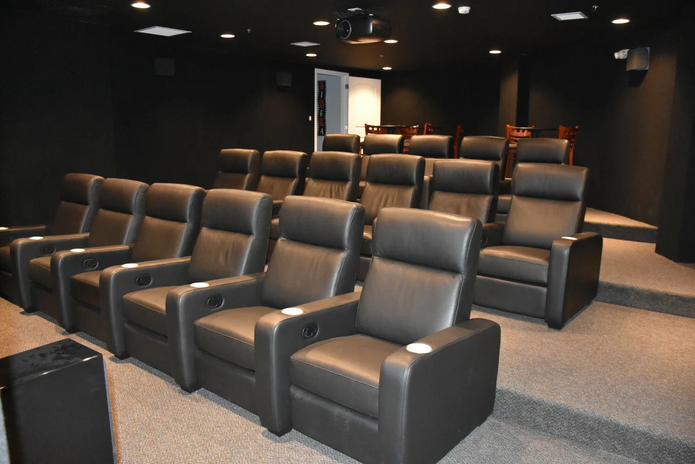 Co więcej, same drzwi wejściowe ważą osiem ton, więc ich sforsowanie wydaje się wręcz niemożliwe.