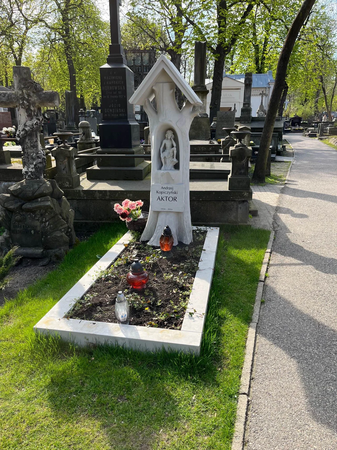 Tak dzisiaj wygląda grób Andrzeja Kopiczyńskiego na Powązkach Tak dzisiaj wygląda grób Andrzeja Kopiczyńskiego na Powązkach