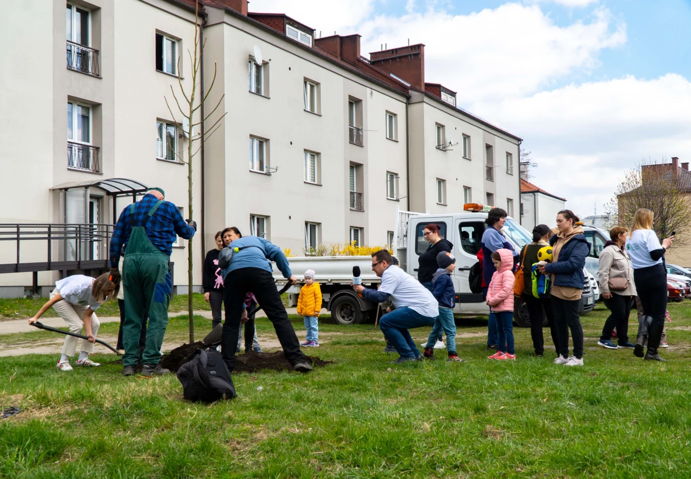 Podczas inauguracji wydarzenia "Czyste Zielone Miasta" w Rybniku odbyła się m.in. akcja sadzenia drzew