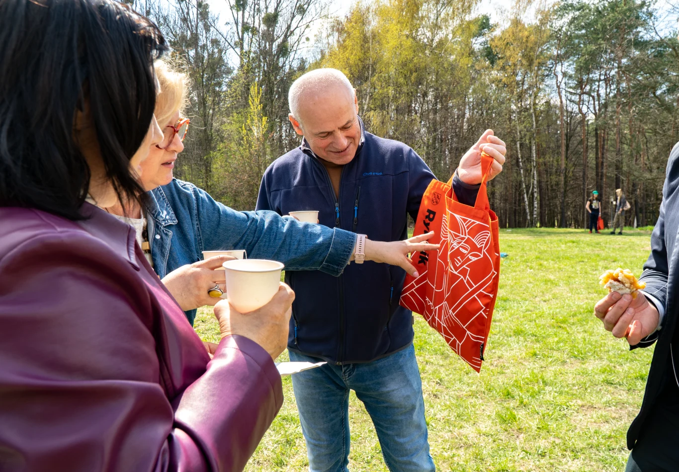 Podczas inauguracji wydarzenia "Czyste Zielone Miasta" w Rybniku odbyła się m.in. akcja sadzenia drzew