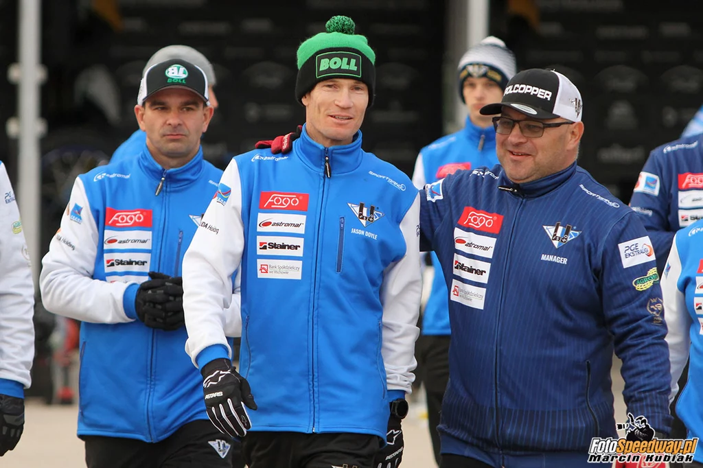 Drużyna Fogo Unii Leszno. Jason Doyle i Piotr Baron na pierwszym planie Drużyna Fogo Unii Leszno. Jason Doyle i Piotr Baron na pierwszym planie